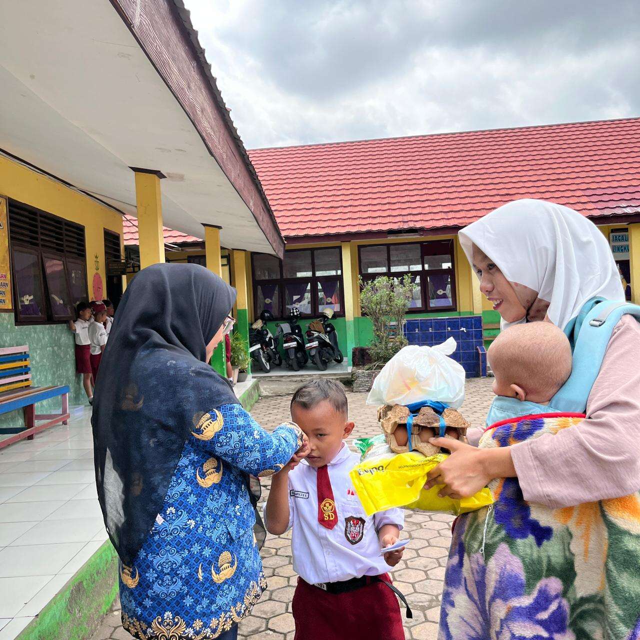 Penyerahan Bantuan Sembako dari SD Negeri 08 Lubuk Linggau pada siswa.